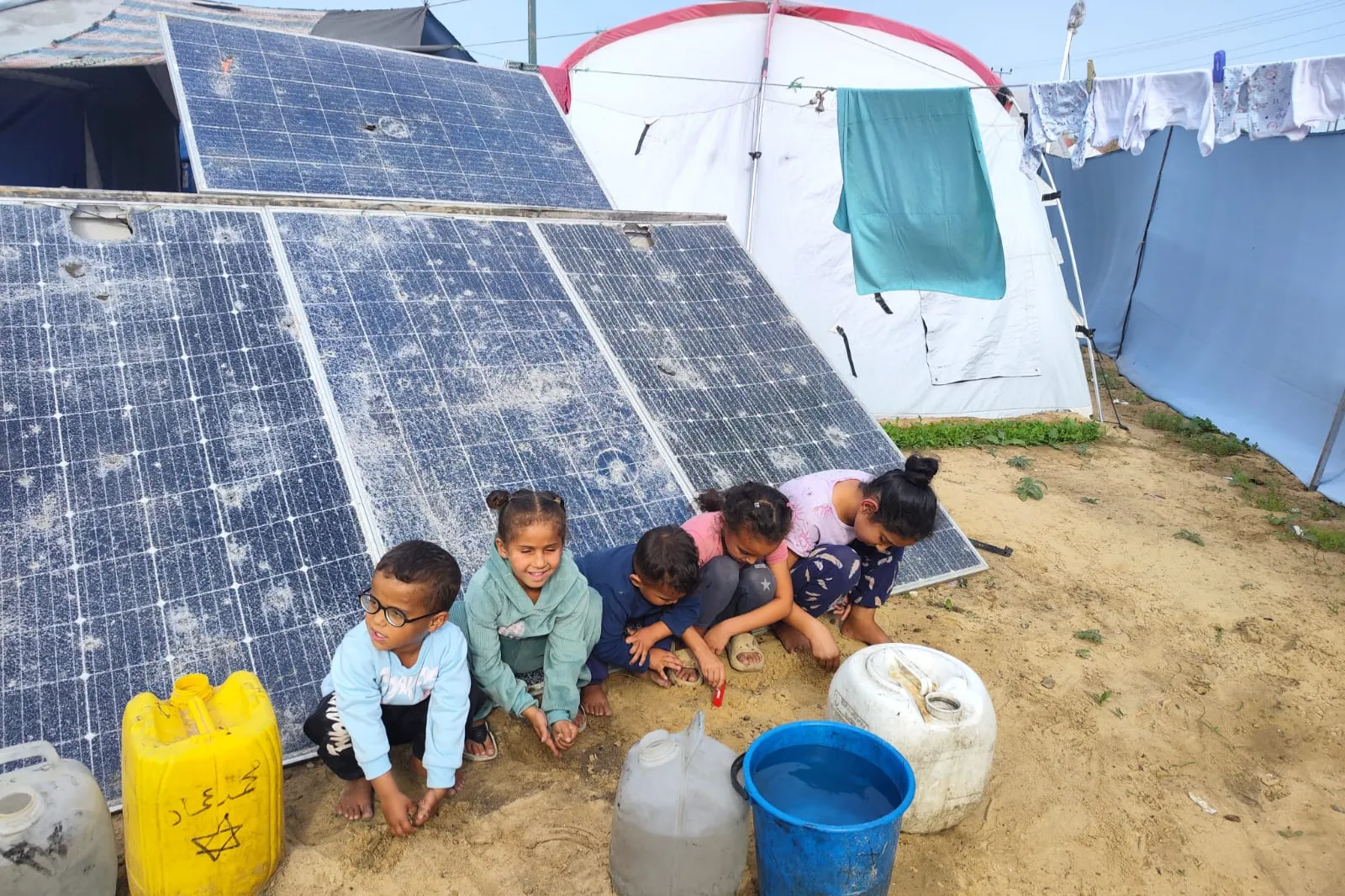 نور ومياه وأمان من خلال  أنظمة طاقة شمسية لمخيمات النزوح في غزة